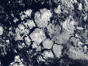 Hexagonal cloud formations in the Southern Ocean