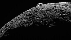 The equatorial mountain range on Saturn's moon Iapetus